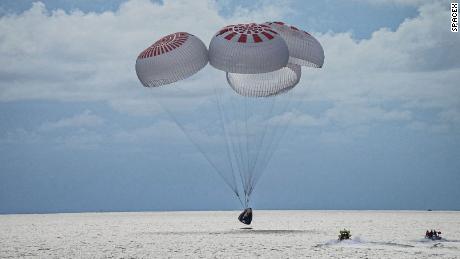 SpaceXはちょうど宇宙から観光客の最初の乗組員を連れてきました。 これが次のことです