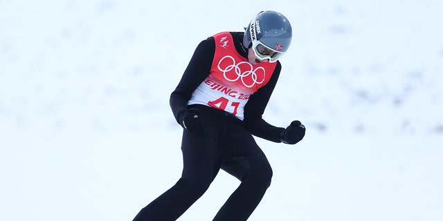 チームノルウェーのJarlMagnus Reberは、2022年2月15日に中国の張家口で開催されたナショナルクロスカントリースキーセンターでの2022年北京冬季オリンピックの11日目のガンダーセンヒルシングルス/ 10kmスキージャンプ競技ラウンドでの競技を祝います。 