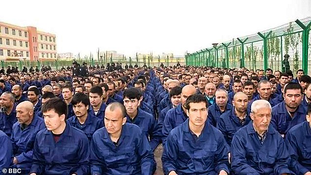被拘禁者は、中国のイスラム教徒が多数を占める北西州である中国、新疆ウイグル自治区のロプ郡にあるキャンプで説教を聞いています。 中国は、文化的および宗教的な違いのために、この地域で大量虐殺を主導したとして非難されてきました