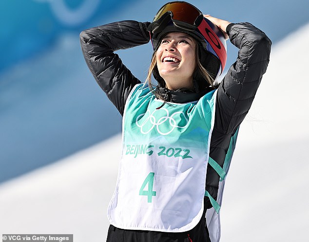 これまで北京で金メダルと銀メダルを獲得したグーは、国籍についての質問を避けた。 冬季オリンピックで中国を代表することを選んだ後、有名なスケーターは彼女がまだアメリカ市民であるかどうか多くの人が疑問に思って政治的混乱に陥っています。