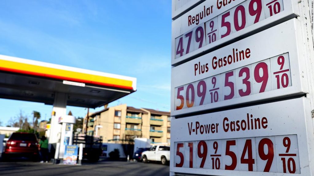 カリフォルニアのガソリン価格は過去最高を記録しました。  5ドルのガスがすぐに来る可能性があります