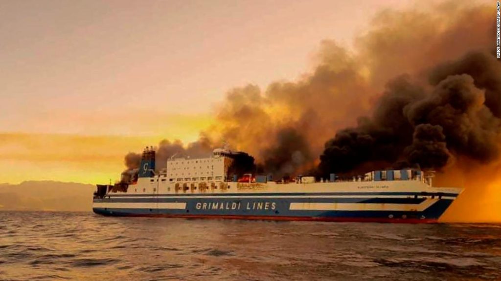 ギリシャのフェリー火災：火災がユーロフェリーオリンピアを飲み込んだ後、1​​2人の乗客がまだ行方不明です