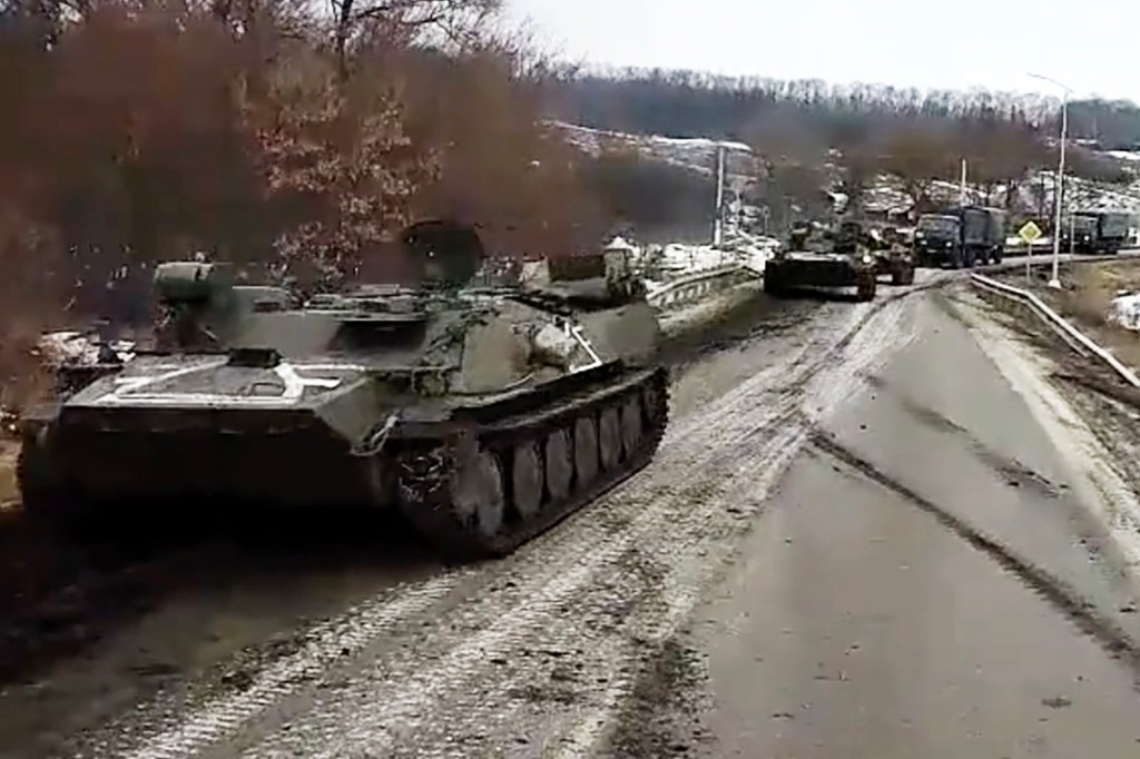 ロシア軍はウクライナとの国境を移動しています。