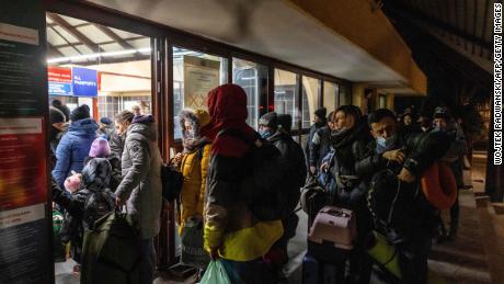 ウクライナ市民は、2月26日の早い時間に、ポーランドとウクライナの国境検問所に到着します。