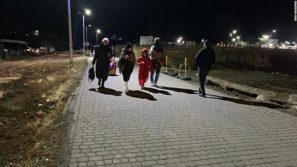 ウクライナ人は国境で60時間以上待つ