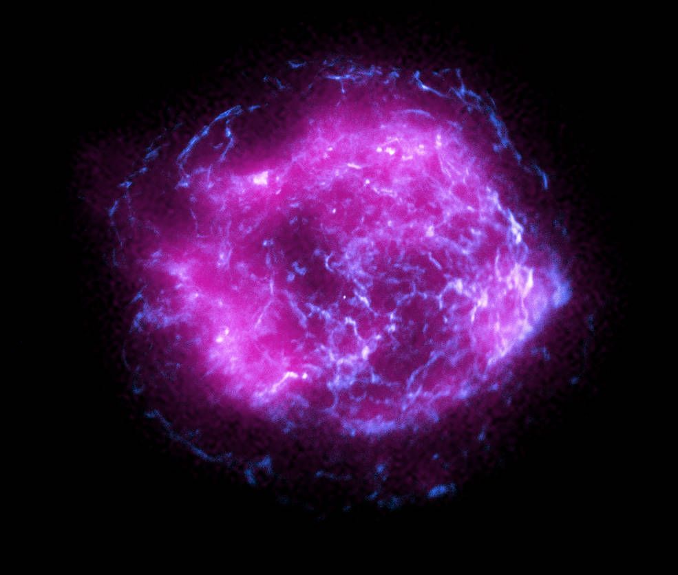 NASAの新しいIXPEX線望遠鏡からの最初の画像は、紫色の稲妻の球のように見えます