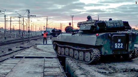 火曜日にロシア国防省の報道機関によって提供されたビデオから取られたこの画像では、ロシア南部での軍事演習の終了後に、ロシアの装甲車両が鉄道のプラットホームに積み込まれています。 