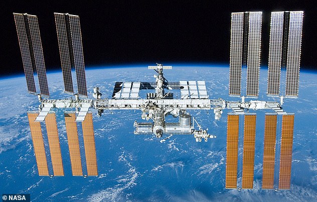 幅357.5フィート、長さ239.4フィートの国際宇宙ステーション（ISS、写真）は、90分ごとに1回地球を周回します。