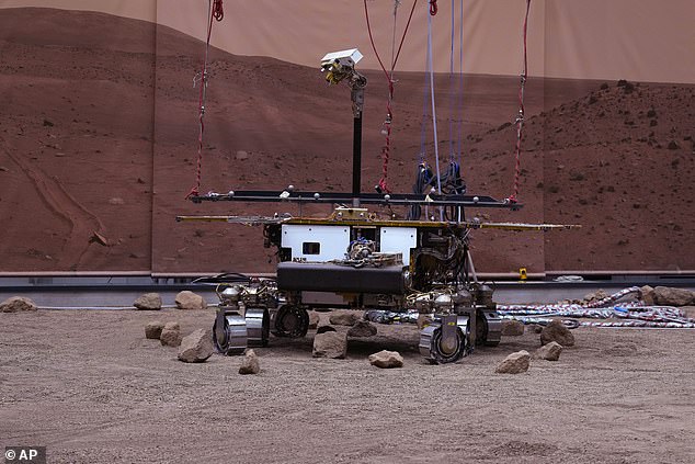 ロザリンドフランクリンは、計画されているロボットの火星探査車であり、欧州宇宙機関とロシアのロスコスモスが主導する国際的なExoMarsプログラムの一部です。 写真は、アマリアとして知られる地球上のロザリンドの双子で、火星の地形をシミュレートしてプラットフォームを離れることに成功しています。
