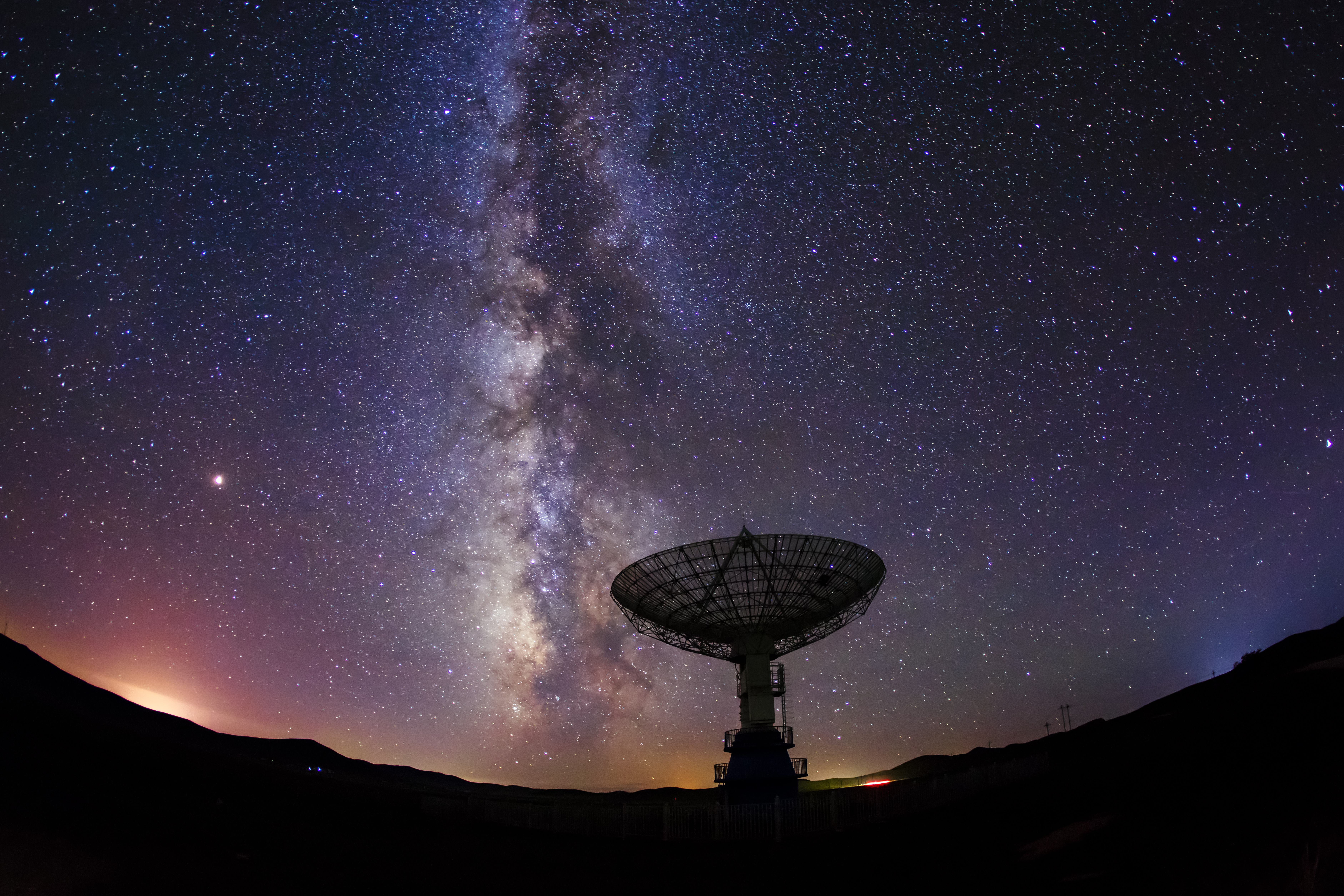 電波望遠鏡と夜の天の川