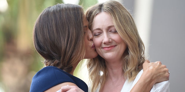 ジェニファー・ガーナー（左）は、カリフォルニア州ハリウッドで2018年8月20日に開催されたハリウッド0ウォークオブフェイムでスターを獲得したときに、女優のジュディ・グリアにキスをします。