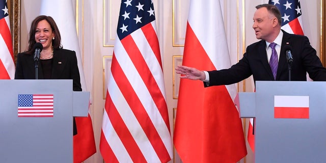 ポーランドのアンジェイ・ドゥダ大統領（右）と米国のカマラ・ハリス副大統領は、2022年3月10日木曜日、ポーランドのワルシャワにあるビーレフェルダー宮殿で記者会見を行います。 