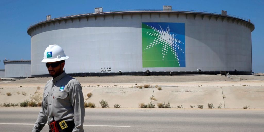 サウジアラビアは、中国の石油販売でドルではなく人民元を受け入れることを検討している