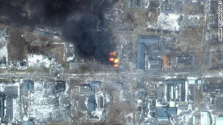この衛星画像は、3月12日のマリウポリ西部の工業地帯での火災を示しています。