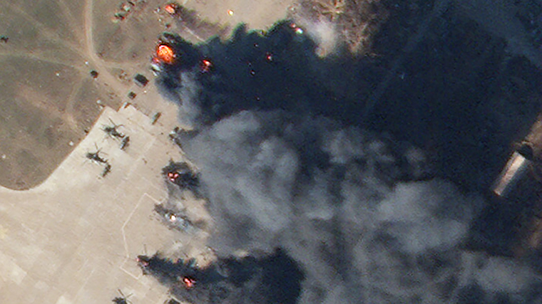 画像の拡大部分では、ヘリコプターが燃えているのを見ることができます。 