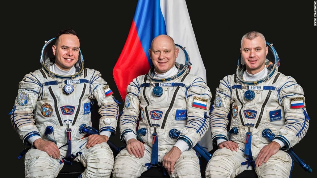 全ロシアの宇宙飛行士の乗組員が国際宇宙ステーションに離陸