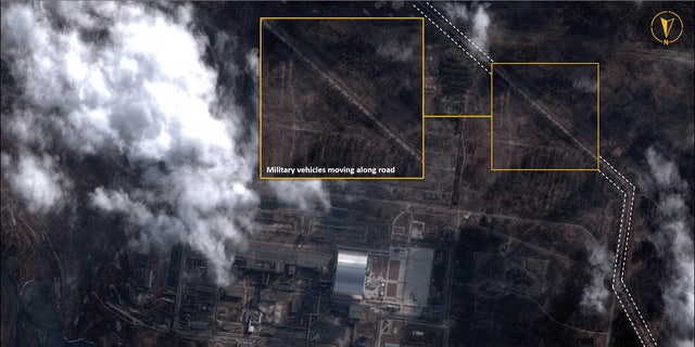グラフィックがオーバーレイされた衛星画像は、2022年2月25日、ウクライナのチェルノブイリにあるチェルノブイリ原子力発電所の隣にある軍用車両を示しています。 