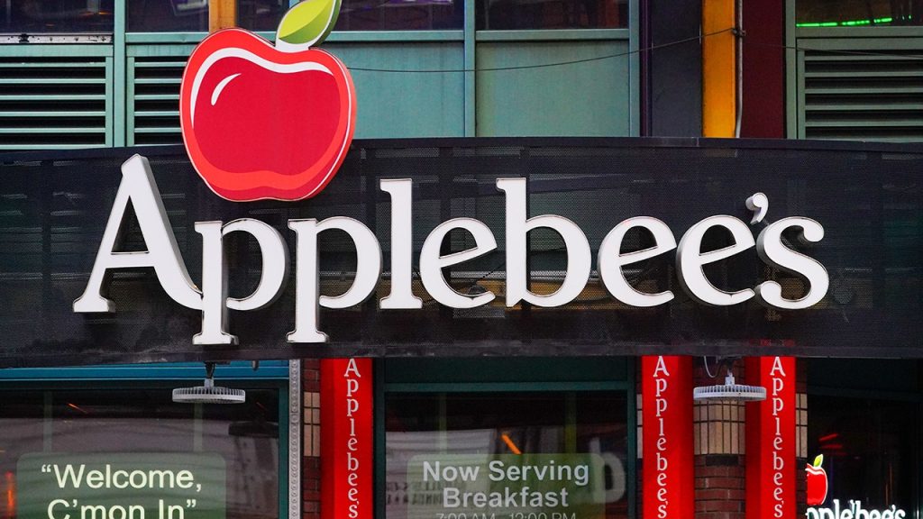 Applebee CEOは、ガス価格とインフレを使って賃金を下げると言っています：レポート