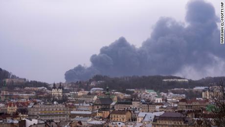 土曜日、ウクライナ西部のリヴィウで煙が上がった。