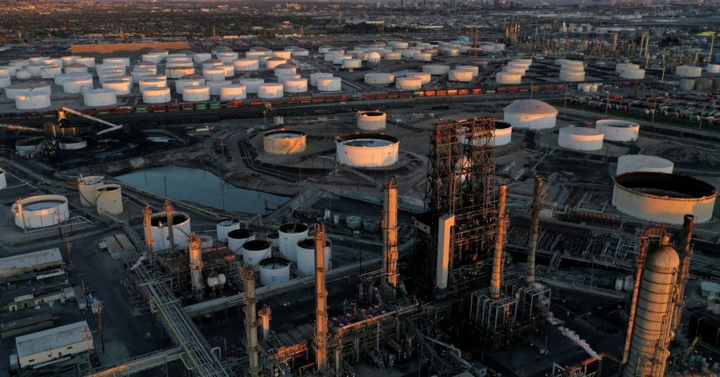 EUがロシアの禁輸措置を迫り、サウジアラビアの製油所の生産が打撃を受けると、石油が急増