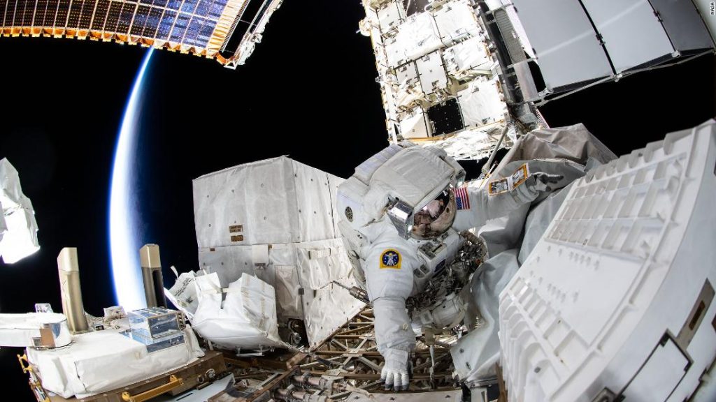 NASAの宇宙飛行士は、宇宙ステーションの電力をアップグレードするために船外活動を行います