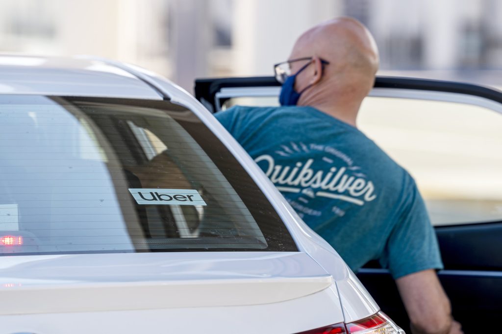 Uberは、ガソリン価格の上昇により燃油サーチャージを追加します