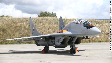 国防総省は、ウクライナに飛行機を渡すために飛行機を米国に移すというポーランドの提案は受け入れられないと言います。