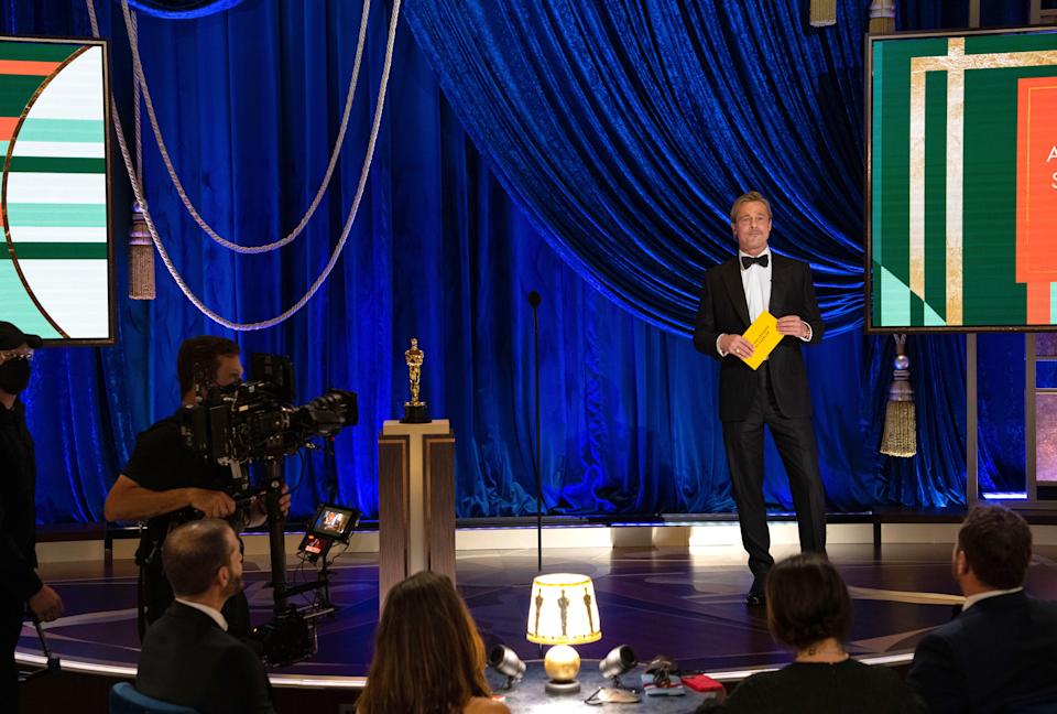 カリフォルニア州ロサンゼルス＃x002013;  4月25日：AMPASから提供されたこの写真では、ブラッドピットが、2021年4月25日にカリフォルニア州ロサンゼルスで開催されたユニオンステーションでの第93回アカデミー賞のステージで講演しています。 