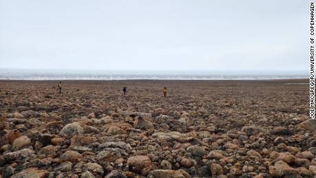 研究者たちは、隕石がいつ落下したかを判断するために、グリーンランドで砂と岩のサンプルを収集しました。 