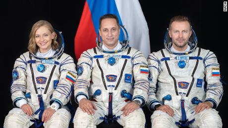 ロシアの乗組員は先駆的な映画を宇宙に包み、安全に地球に帰還します