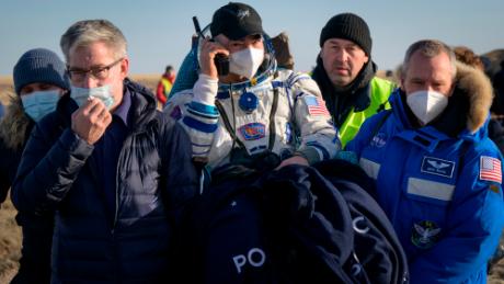 NASAの宇宙飛行士マーク・ヴァンデ・ヒーは、2022年3月30日にカザフスタンのジズカズガンにあるソユーズMS-19宇宙船に着陸した直後に、彼とロスコスモスの仲間の乗組員ピーター・ドゥブロフとアントン・シュカプレロフが医療テントに移されました。