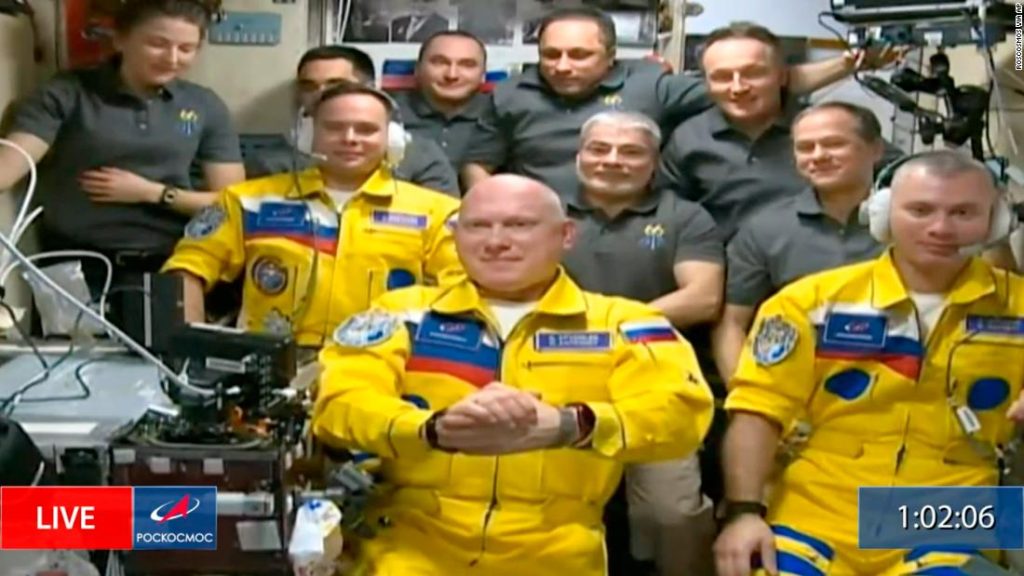 NASAの宇宙飛行士によると、ロシアの宇宙飛行士は、黄色い宇宙服を着て国際宇宙ステーションに到着することをめぐる論争に「ショックを受けた」とのことです。