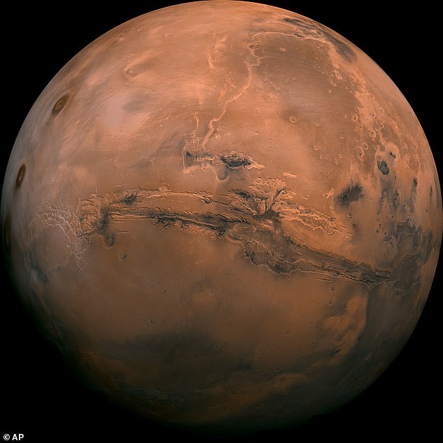 2018年11月の到着以来、InSightプローブは、火星を周回し、惑星の表面を歩き回るいくつかのミッションと連携してきました。これには、キュリオシティローバーが含まれます。