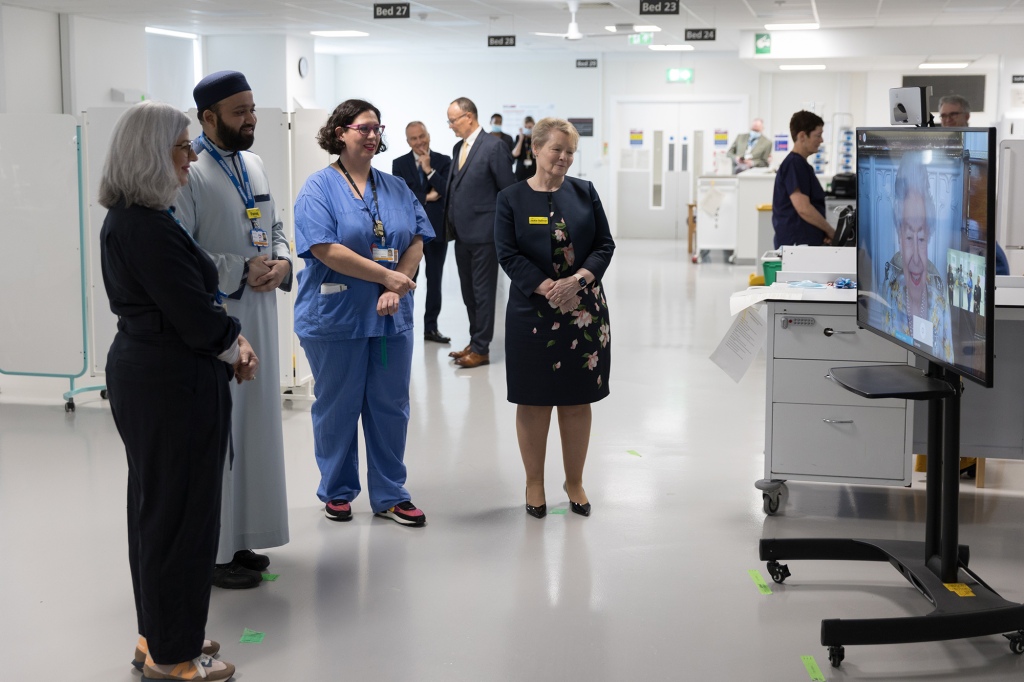 NHSのスタッフは、病院でのエリザベス女王ユニットの開設を記念して、ビデオ通話中にエリザベス女王の話を聞きます。