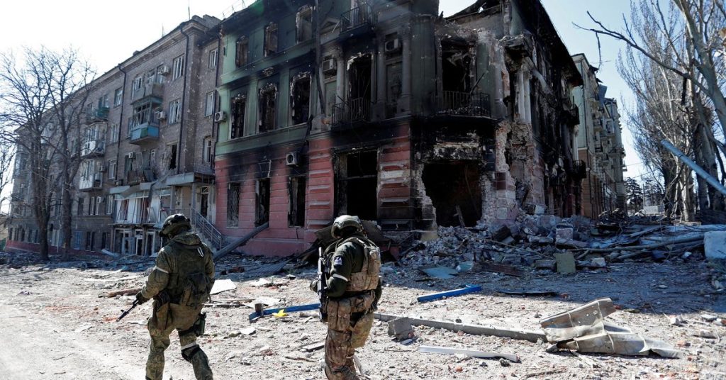 ウクライナはマリウポリで数万人が殺害されたと言い、ロシアを虐待で非難している