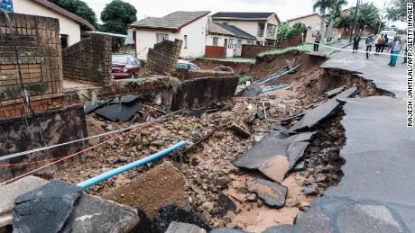 火曜日にダーバンで大雨が降った後、道路と家がひどく損傷した。