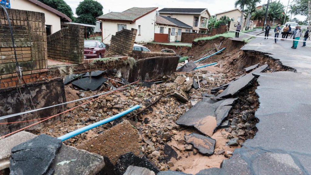 南アフリカの洪水：南アフリカの道路が洪水で流され、家屋が破壊された後、300人以上が亡くなりました