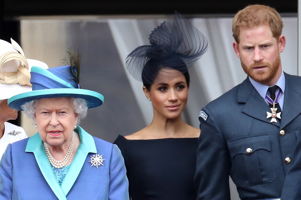 エリザベス2世女王、ハリー王子、サセックス公爵とメーガン、バッキンガム宮殿のバルコニーで王室が2018年7月10日にイギリスのロンドンで開催されたRAFの100周年を祝うイベントに出席します。 