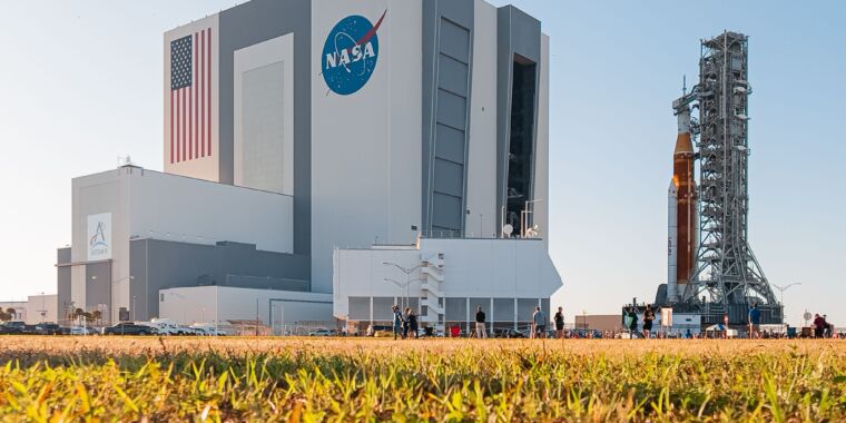 NASAは、カウントダウンテストを完了できなかった後、巨大なロケットを後退させます