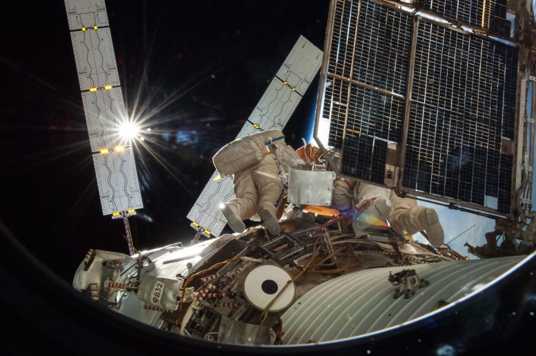 宇宙飛行士オレッグアルテミエフとアレクサンドルスクヴォルツォフ船外活動2014