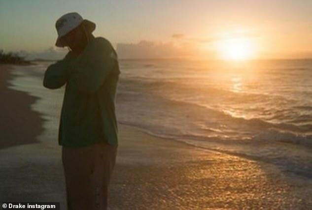 パラダイス：写真の1つでは、ビーチのDjerassiの若者がビーチの前に立っており、太陽が彼の後ろに沈んでいます。