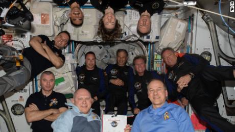 2022年4月9日に国際宇宙ステーションに搭乗した11人の乗組員。右下から時計回りに：67便の司令官トムマーシュバーンとフライトエンジニアのオレッグアルテミエフ、デニスマトベイエフ、セルゲイコルサコフ、ラジャチャリ、ケイラバロン、マティアスマウラー。 アクシアムミッション1の宇宙飛​​行士（左から中央の列）、マークバシー、エイタンスティープ、ラリーコナー、マイケルロペスアレグリア。
