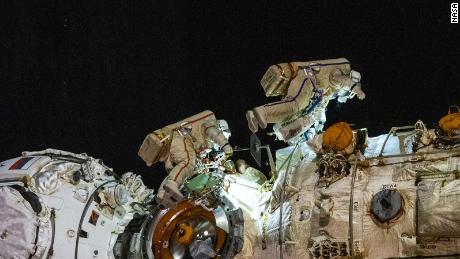 宇宙ステーションの新しいロボットアームを起動するロシアの宇宙飛行士
