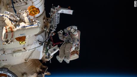 ロシアの宇宙飛行士、デニス・マトヴェイエフとオレッグ・アルテミエフは、4月18日にロシアの駅の外で6時間37分働きました。 アルテミエフが現れ、宇宙服を着た彼の赤い縞模様で識別できます。