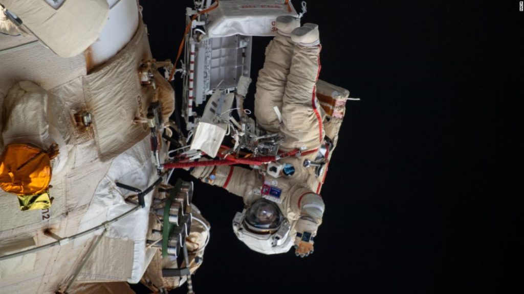 ロシアの宇宙飛行士は宇宙ステーションのロボットアームを「曲げる」