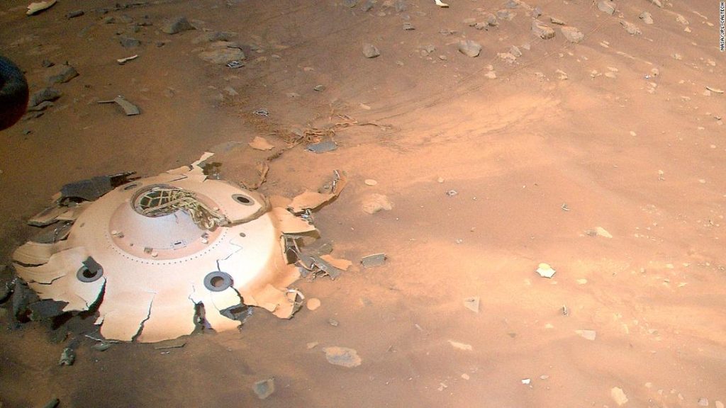独創的なヘリコプターが火星の残骸フィールドの写真を撮ります