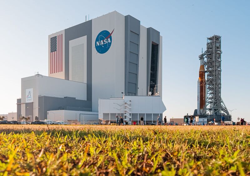 スペースローンチシステムのロケットは、2022年3月中旬にスペースシャトル組立棟から打ち上げられます。
