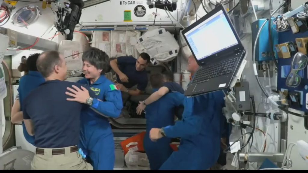 SpaceXの乗組員-4人の宇宙飛行士が「驚くべき」宇宙ステーション飛行の後に喜ぶ