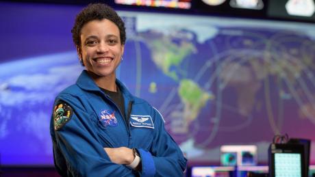NASAの宇宙飛行士ジェシカワトキンスは、宇宙ステーションの乗組員の最初の黒人女性として歴史的な飛行をします