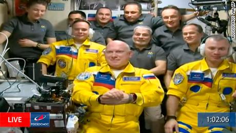 ロシアの宇宙飛行士圧倒された＆＃39;  NASAの宇宙飛行士は、黄色い宇宙服を着て国際宇宙ステーションに到着することをめぐる論争について語っています